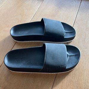 Hayn men’s 11 slides brand new